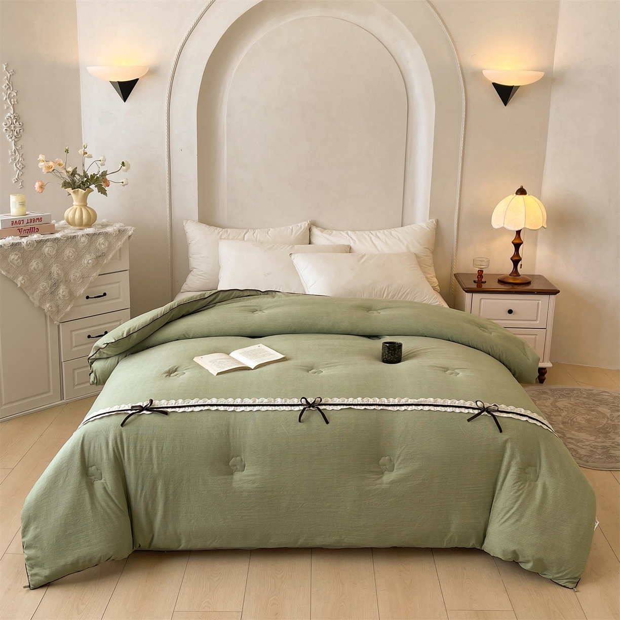 91家纺网 家纺一手货源 找家纺 （总）梵蒂莎 2025新款花边蝴蝶结棉花被（场景2）暖衾蝶影秋冬被四季被子被芯