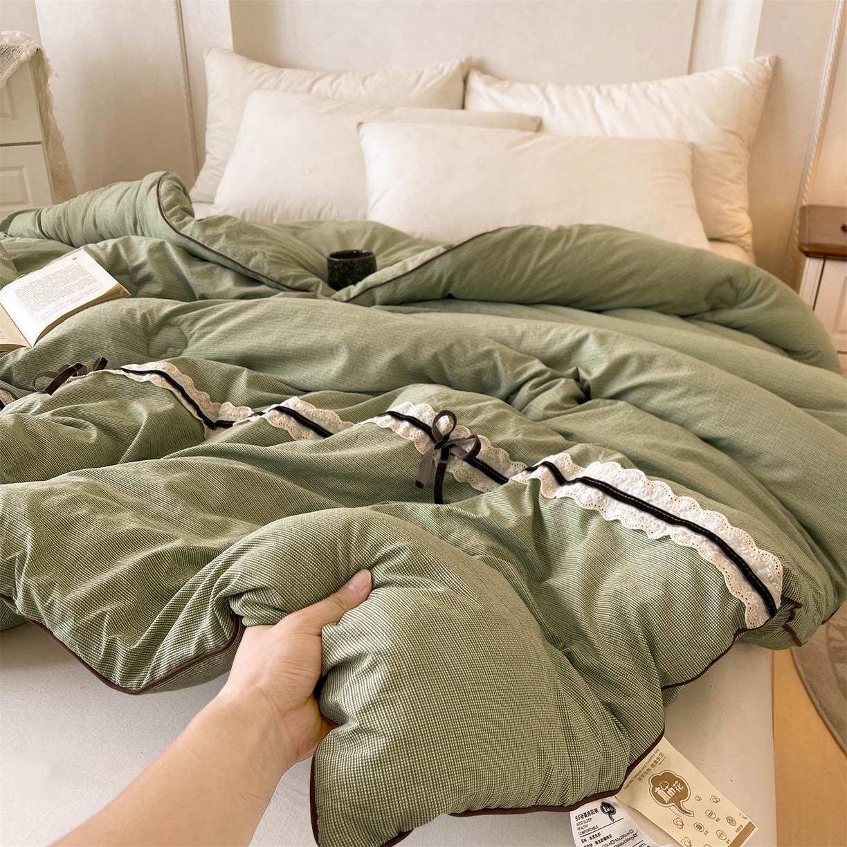 91家纺网 家纺一手货源 找家纺 （总）梵蒂莎 2025新款花边蝴蝶结棉花被（场景2）暖衾蝶影秋冬被四季被子被芯