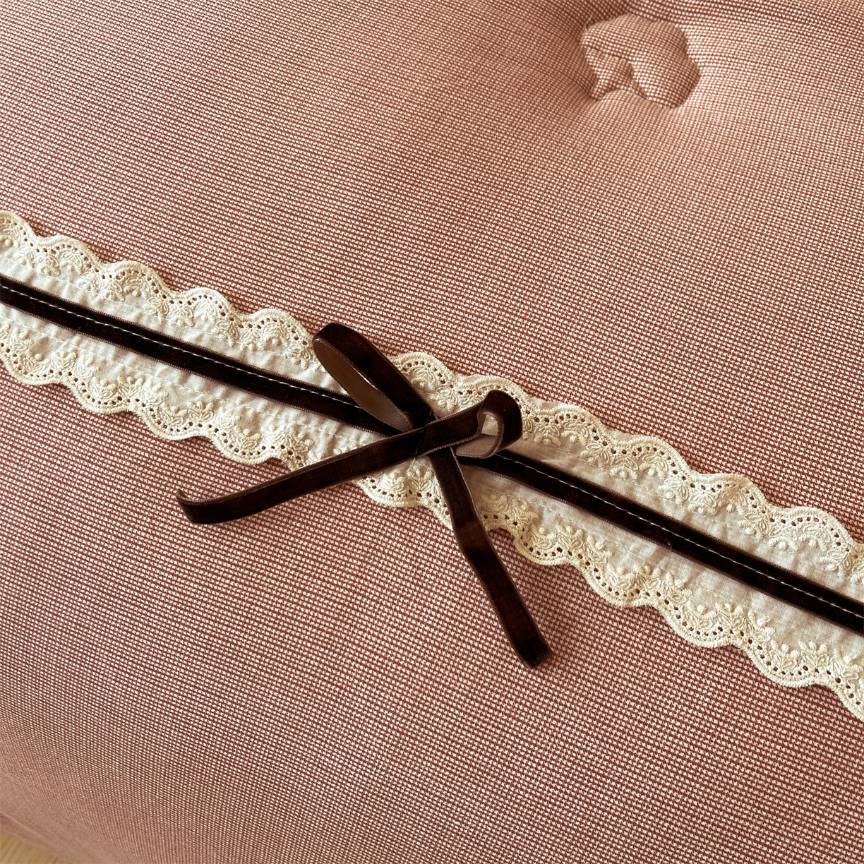 91家纺网 家纺一手货源 找家纺 梵蒂莎 2025新款花边蝴蝶结棉花被（场景2）暖衾蝶影秋冬被四季被子被芯 暖衾蝶影-豆沙粉