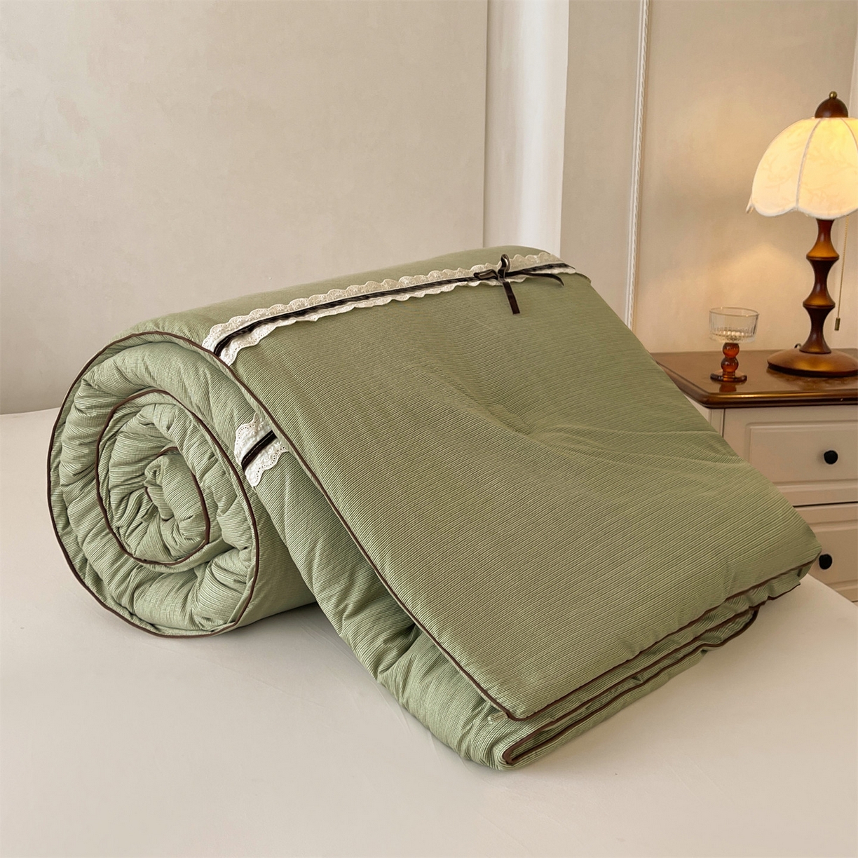 91家纺网 家纺一手货源 找家纺 （总）梵蒂莎 2025新款花边蝴蝶结棉花被（场景2）暖衾蝶影秋冬被四季被子被芯