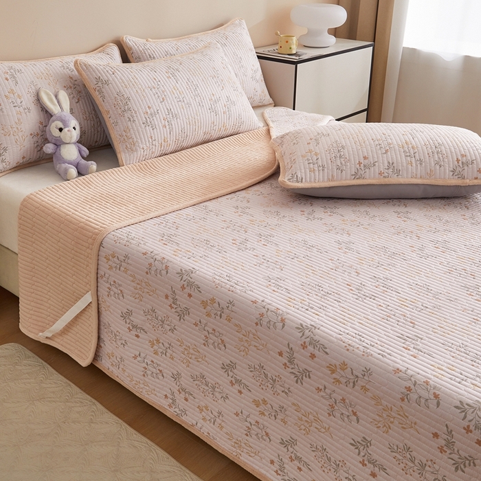 91家纺网 家纺一手货源 找家纺 金艾草 2025新款A版全棉印花B版加厚牛奶绒单件棉加绒床盖三件套榻榻米垫 醉梦希花