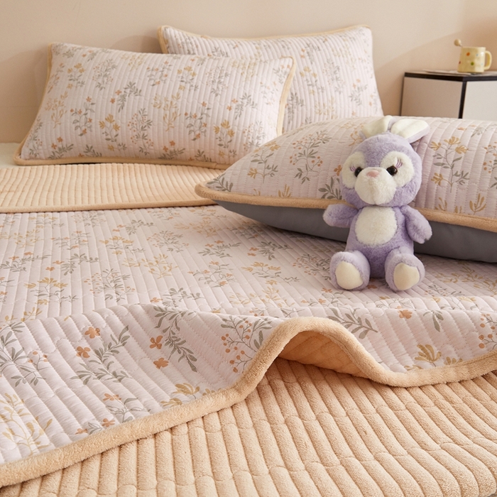 91家纺网 家纺一手货源 找家纺 金艾草 2025新款A版全棉印花B版加厚牛奶绒单件棉加绒床盖三件套榻榻米垫 醉梦希花