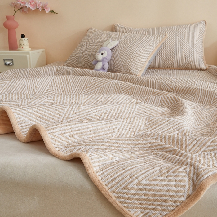 91家纺网 家纺一手货源 找家纺 金艾草 2025新款A版全棉印花B版加厚牛奶绒单件棉加绒床盖三件套榻榻米垫 卢卡斯