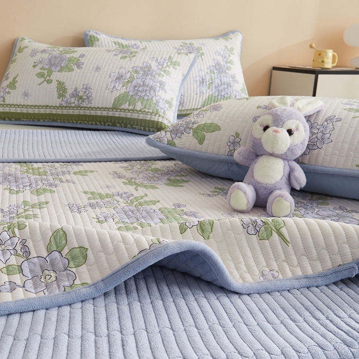 91家纺网 家纺一手货源 找家纺 （总）金艾草 2025新款A版全棉印花B版加厚牛奶绒单件棉加绒床盖三件套榻榻米垫