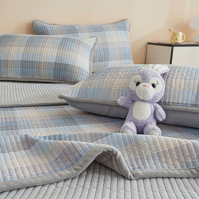 91家纺网 家纺一手货源 找家纺 金艾草 2025新款A版全棉印花B版加厚牛奶绒单件棉加绒床盖三件套榻榻米垫 苏轮-绒