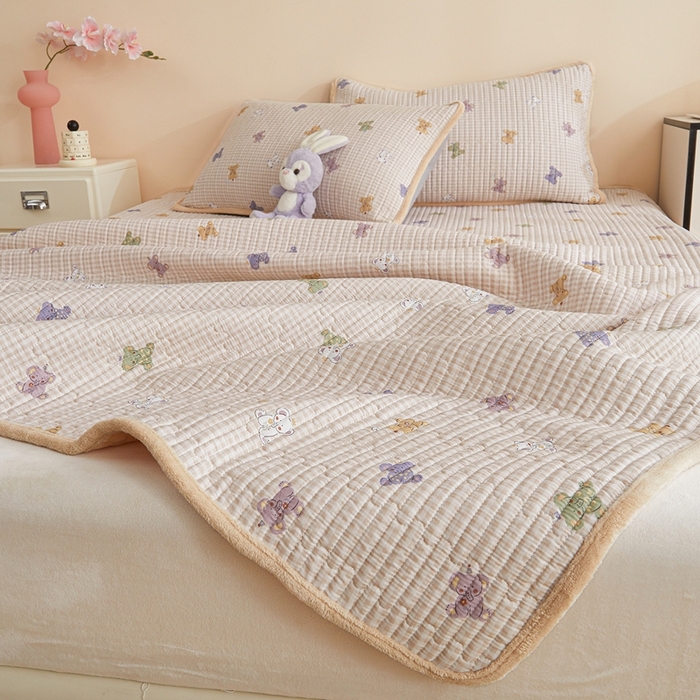 91家纺网 家纺一手货源 找家纺 金艾草 2025新款A版全棉印花B版加厚牛奶绒单件棉加绒床盖三件套榻榻米垫 咖色-字母