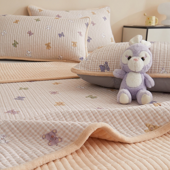 91家纺网 家纺一手货源 找家纺 金艾草 2025新款A版全棉印花B版加厚牛奶绒单件棉加绒床盖三件套榻榻米垫 咖色-字母