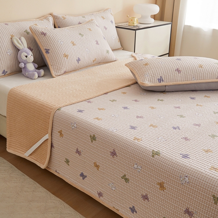 91家纺网 家纺一手货源 找家纺 金艾草 2025新款A版全棉印花B版加厚牛奶绒单件棉加绒床盖三件套榻榻米垫 咖色-字母