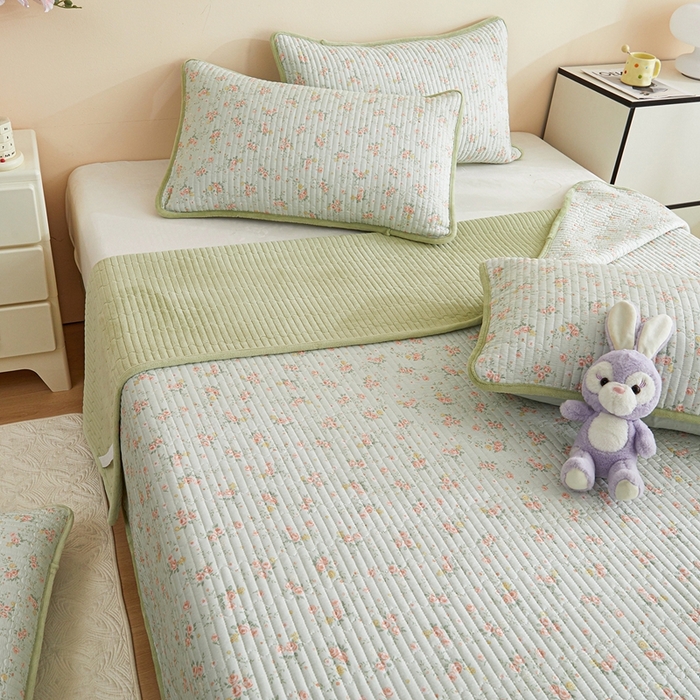 91家纺网 家纺一手货源 找家纺 金艾草 2025新款A版全棉印花B版加厚牛奶绒单件棉加绒床盖三件套榻榻米垫 南语花-绿色