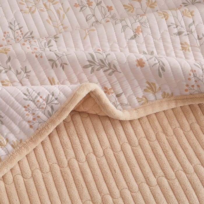 91家纺网 家纺一手货源 找家纺 金艾草 2025新款A版全棉印花B版加厚牛奶绒单件棉加绒床盖三件套榻榻米垫 醉梦希花