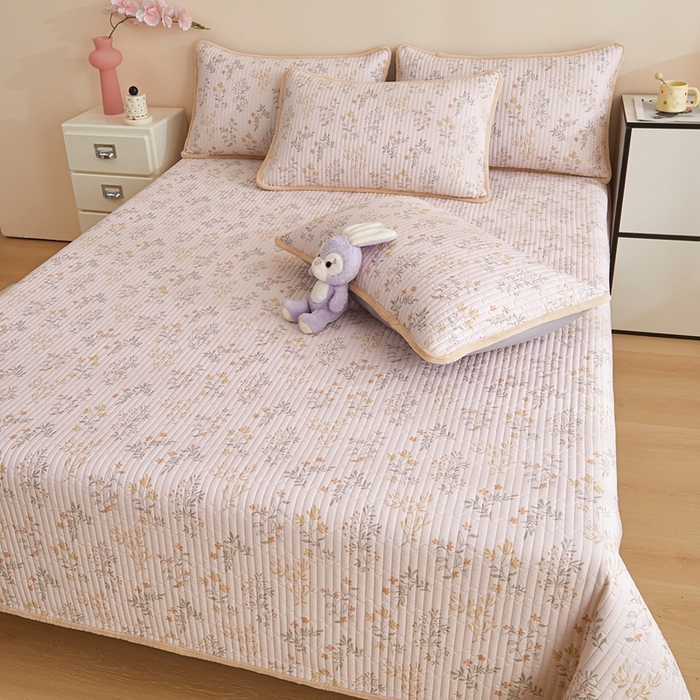 91家纺网 家纺一手货源 找家纺 金艾草 2025新款A版全棉印花B版加厚牛奶绒单件棉加绒床盖三件套榻榻米垫 醉梦希花