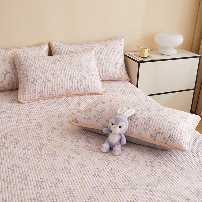 91家纺网 家纺一手货源 找家纺 金艾草 2025新款A版全棉印花B版加厚牛奶绒单件棉加绒床盖三件套榻榻米垫 醉梦希花