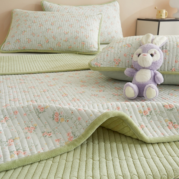 91家纺网 家纺一手货源 找家纺 金艾草 2025新款A版全棉印花B版加厚牛奶绒单件棉加绒床盖三件套榻榻米垫 南语花-绿色