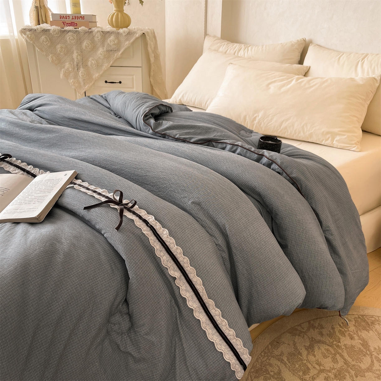91家纺网 家纺一手货源 找家纺 梵蒂莎 2025新款花边蝴蝶结棉花被（场景2）暖衾蝶影秋冬被四季被子被芯 暖衾蝶影-雅致灰