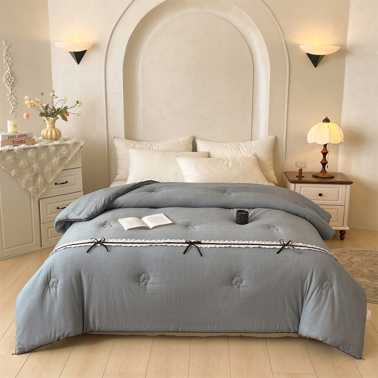 91家纺网 家纺一手货源 找家纺 梵蒂莎 2025新款花边蝴蝶结棉花被（场景2）暖衾蝶影秋冬被四季被子被芯 暖衾蝶影-雅致灰