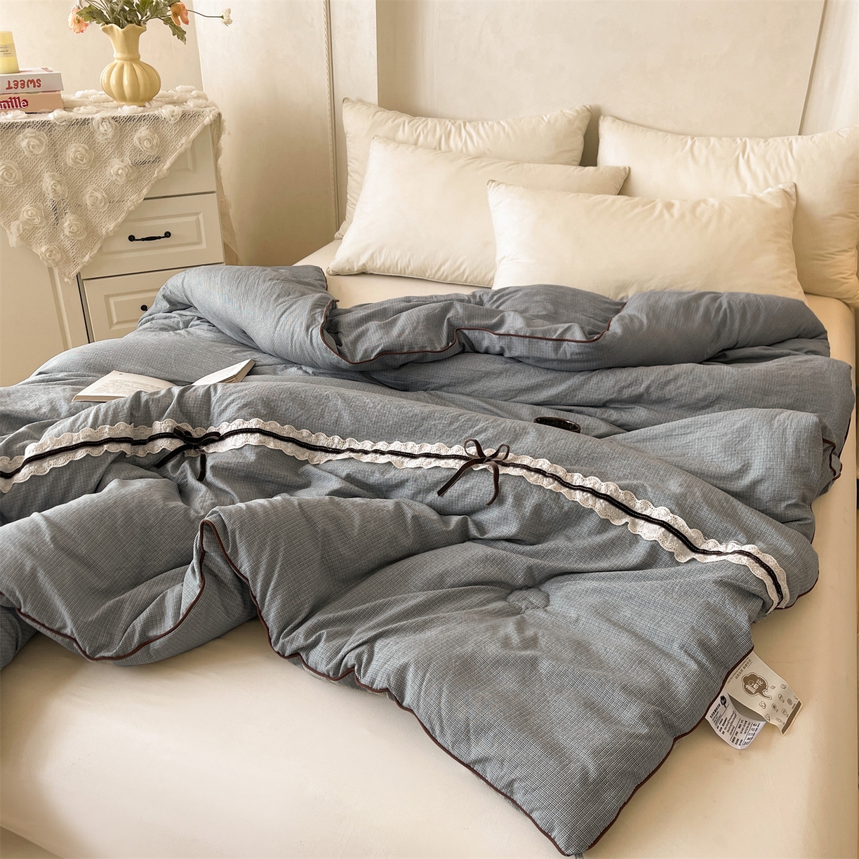 91家纺网 家纺一手货源 找家纺 梵蒂莎 2025新款花边蝴蝶结棉花被（场景2）暖衾蝶影秋冬被四季被子被芯 暖衾蝶影-雅致灰