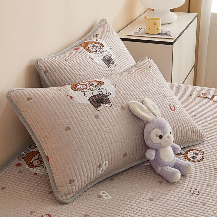 91家纺网 家纺一手货源 找家纺 金艾草 2025新款A版全棉印花B版加厚牛奶绒单件棉加绒床盖三件套榻榻米垫 拉布布-灰