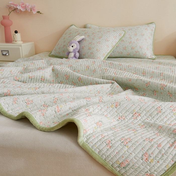 91家纺网 家纺一手货源 找家纺 金艾草 2025新款A版全棉印花B版加厚牛奶绒单件棉加绒床盖三件套榻榻米垫 南语花-绿色