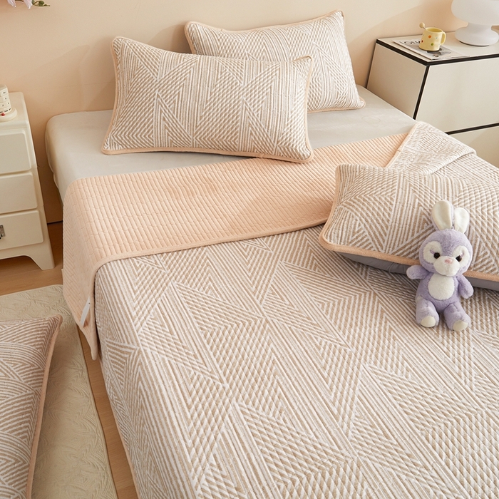 91家纺网 家纺一手货源 找家纺 金艾草 2025新款A版全棉印花B版加厚牛奶绒单件棉加绒床盖三件套榻榻米垫 卢卡斯