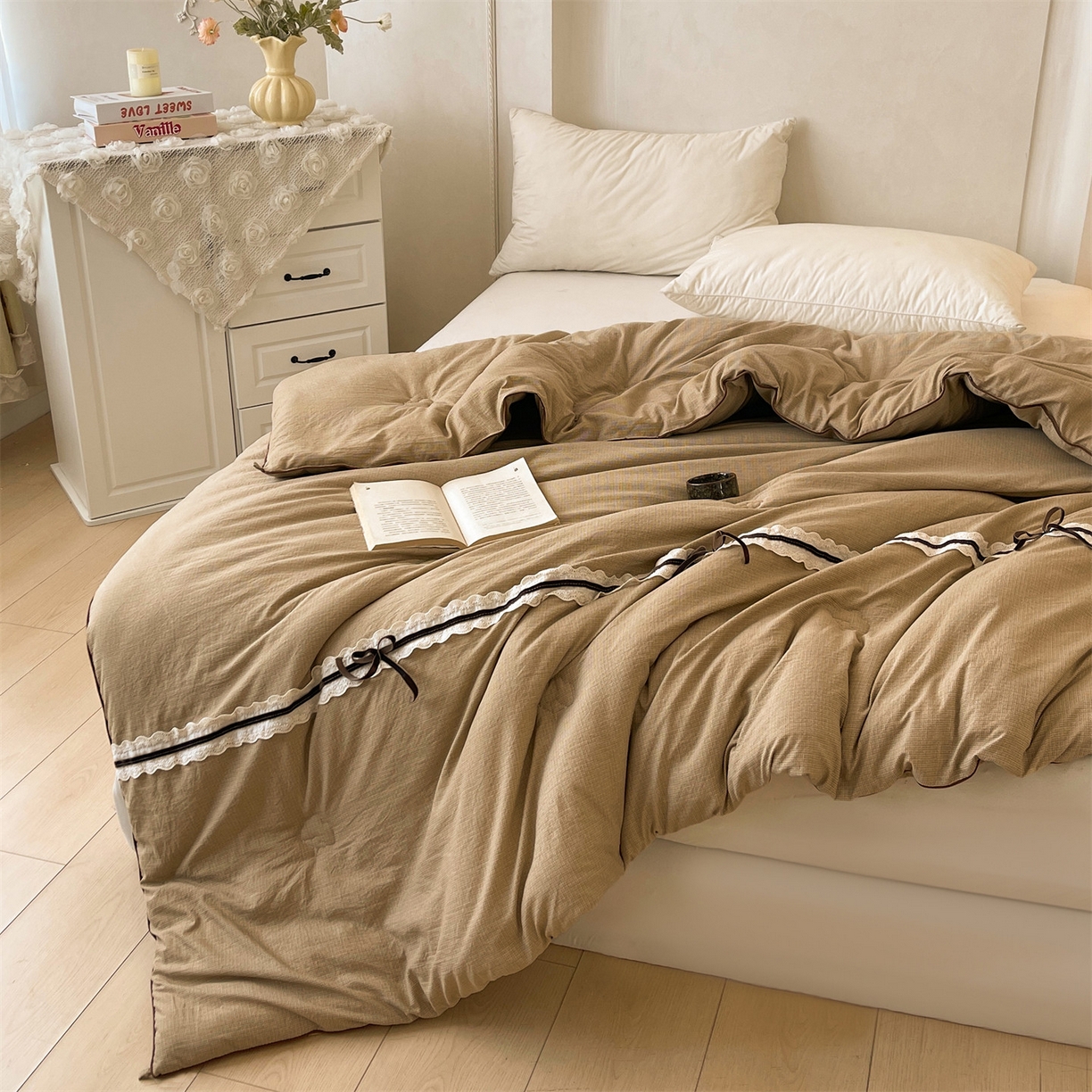 91家纺网 家纺一手货源 找家纺 梵蒂莎 2025新款花边蝴蝶结棉花被（场景2）暖衾蝶影秋冬被四季被子被芯 暖衾蝶影-焦糖咖