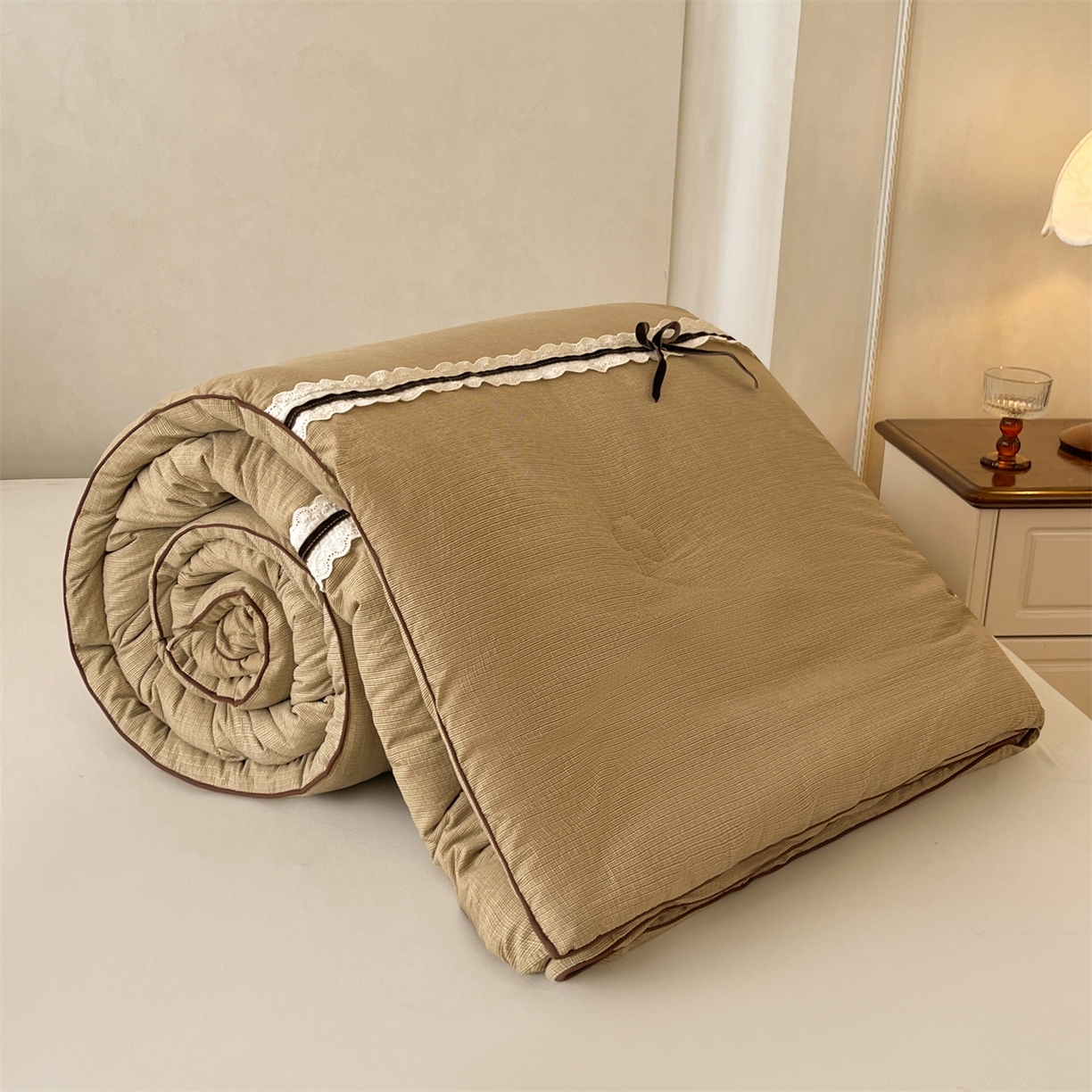 91家纺网 家纺一手货源 找家纺 梵蒂莎 2025新款花边蝴蝶结棉花被（场景2）暖衾蝶影秋冬被四季被子被芯 暖衾蝶影-焦糖咖