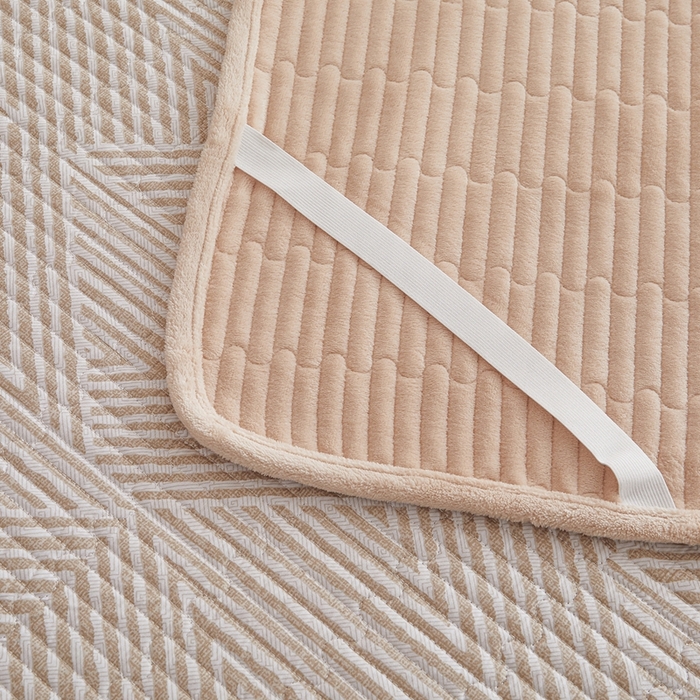 91家纺网 家纺一手货源 找家纺 金艾草 2025新款A版全棉印花B版加厚牛奶绒单件棉加绒床盖三件套榻榻米垫 卢卡斯