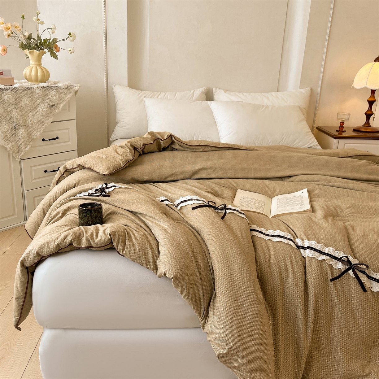 91家纺网 家纺一手货源 找家纺 梵蒂莎 2025新款花边蝴蝶结棉花被（场景2）暖衾蝶影秋冬被四季被子被芯 暖衾蝶影-焦糖咖