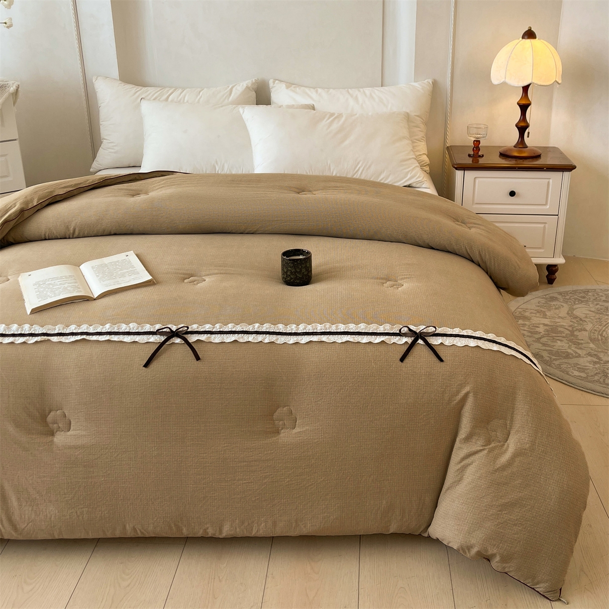 91家纺网 家纺一手货源 找家纺 梵蒂莎 2025新款花边蝴蝶结棉花被（场景2）暖衾蝶影秋冬被四季被子被芯 暖衾蝶影-焦糖咖