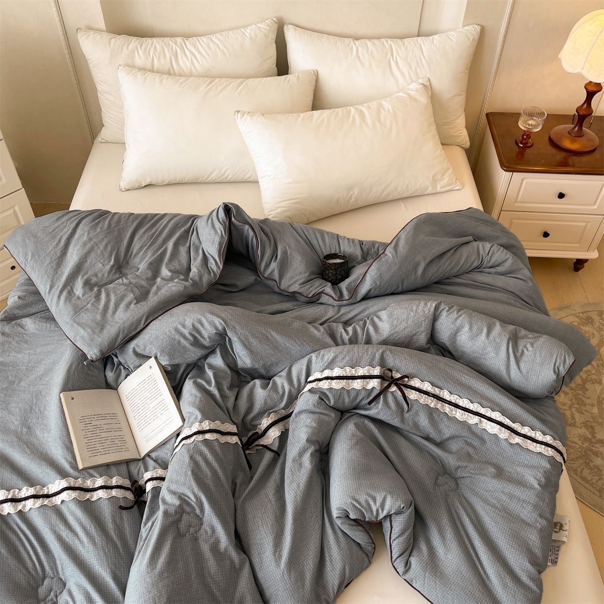 91家纺网 家纺一手货源 找家纺 梵蒂莎 2025新款花边蝴蝶结棉花被（场景2）暖衾蝶影秋冬被四季被子被芯 暖衾蝶影-雅致灰