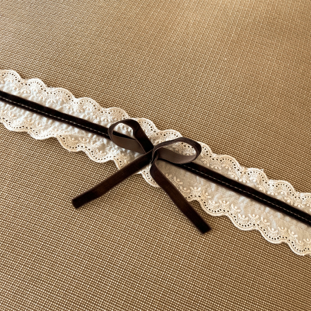 91家纺网 家纺一手货源 找家纺 梵蒂莎 2025新款花边蝴蝶结棉花被（场景2）暖衾蝶影秋冬被四季被子被芯 暖衾蝶影-焦糖咖