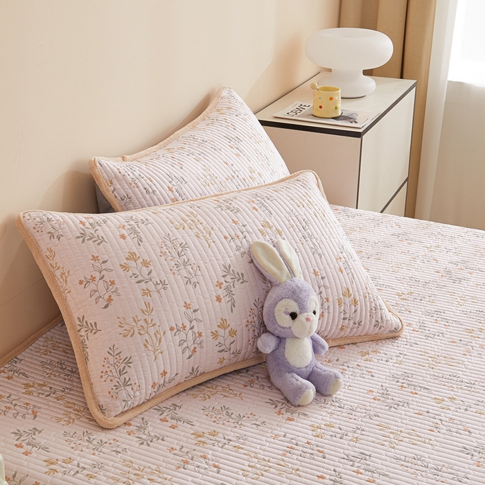 91家纺网 家纺一手货源 找家纺 金艾草 2025新款A版全棉印花B版加厚牛奶绒单件棉加绒床盖三件套榻榻米垫 醉梦希花