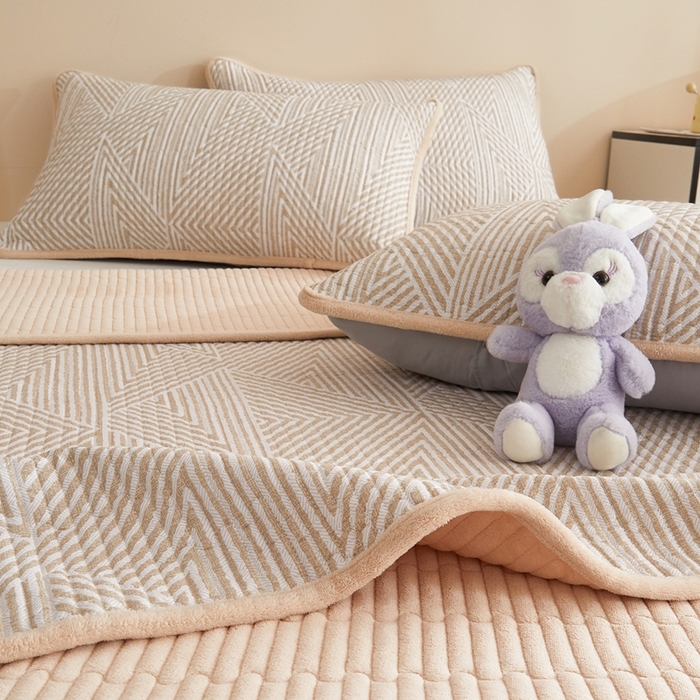 91家纺网 家纺一手货源 找家纺 金艾草 2025新款A版全棉印花B版加厚牛奶绒单件棉加绒床盖三件套榻榻米垫 卢卡斯