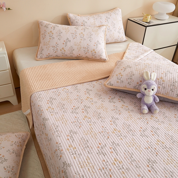 91家纺网 家纺一手货源 找家纺 金艾草 2025新款A版全棉印花B版加厚牛奶绒单件棉加绒床盖三件套榻榻米垫 醉梦希花