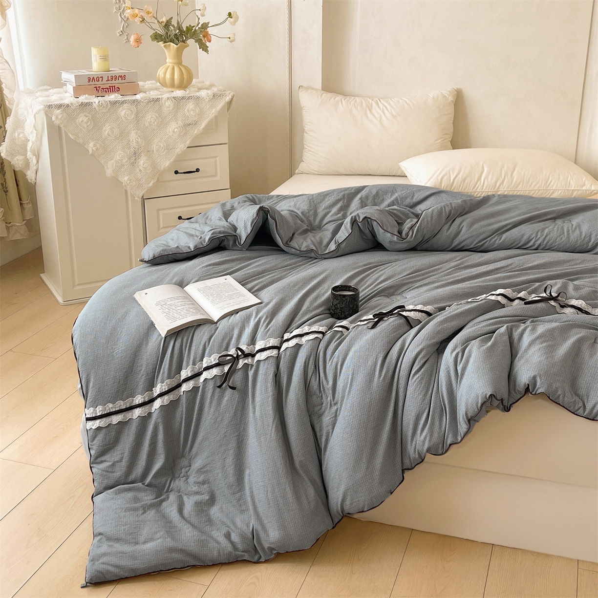 91家纺网 家纺一手货源 找家纺 梵蒂莎 2025新款花边蝴蝶结棉花被（场景2）暖衾蝶影秋冬被四季被子被芯 暖衾蝶影-雅致灰