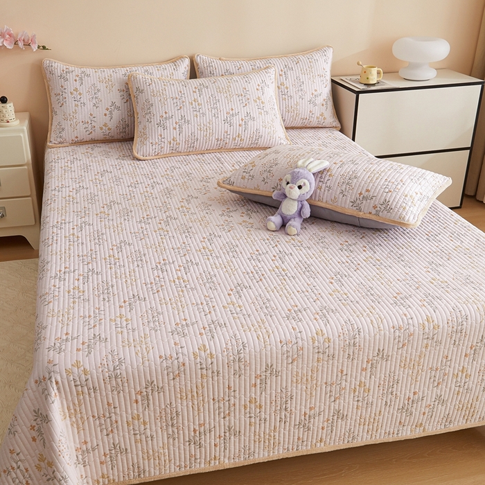 91家纺网 家纺一手货源 找家纺 金艾草 2025新款A版全棉印花B版加厚牛奶绒单件棉加绒床盖三件套榻榻米垫 醉梦希花