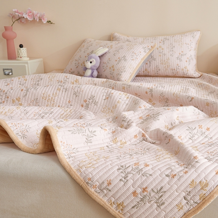 91家纺网 家纺一手货源 找家纺 金艾草 2025新款A版全棉印花B版加厚牛奶绒单件棉加绒床盖三件套榻榻米垫 醉梦希花