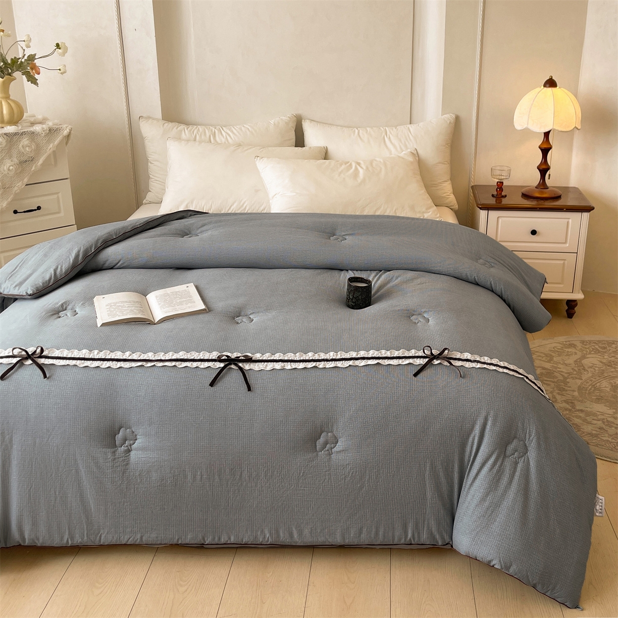 91家纺网 家纺一手货源 找家纺 梵蒂莎 2025新款花边蝴蝶结棉花被（场景2）暖衾蝶影秋冬被四季被子被芯 暖衾蝶影-雅致灰