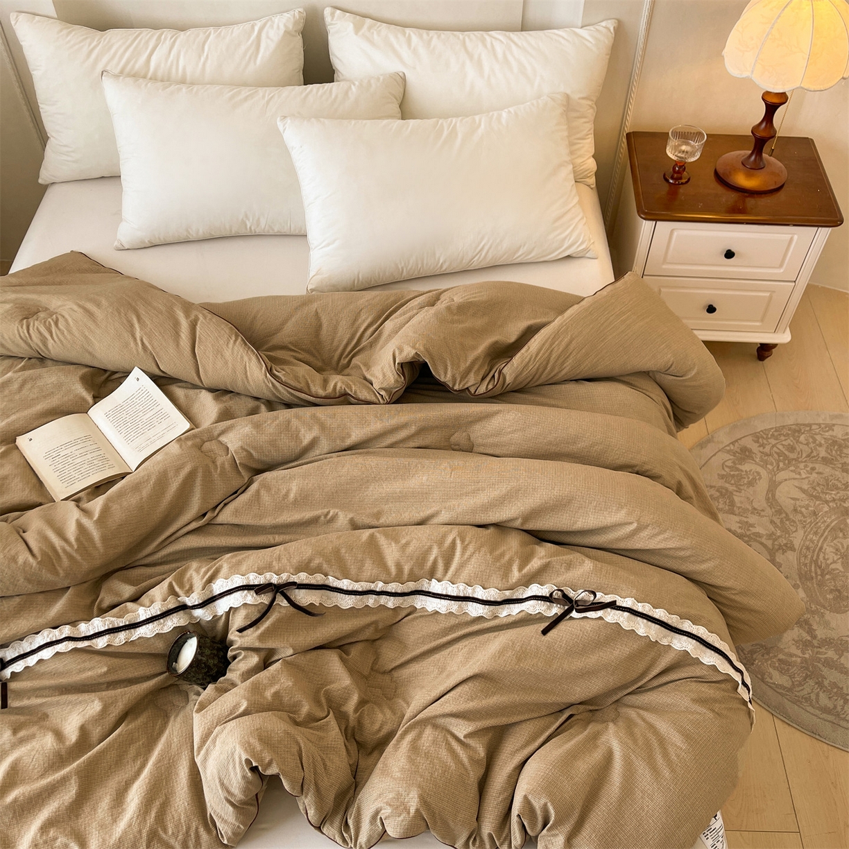 91家纺网 家纺一手货源 找家纺 梵蒂莎 2025新款花边蝴蝶结棉花被（场景2）暖衾蝶影秋冬被四季被子被芯 暖衾蝶影-焦糖咖