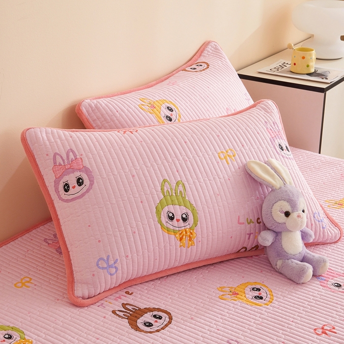 91家纺网 家纺一手货源 找家纺 金艾草 2025新款A版全棉印花B版加厚牛奶绒单件棉加绒床盖三件套榻榻米垫 拉布布-粉色