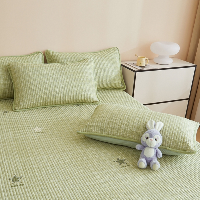 91家纺网 家纺一手货源 找家纺 金艾草 2025新款A版全棉印花B版加厚牛奶绒单件棉加绒床盖三件套榻榻米垫 五角星-绿色