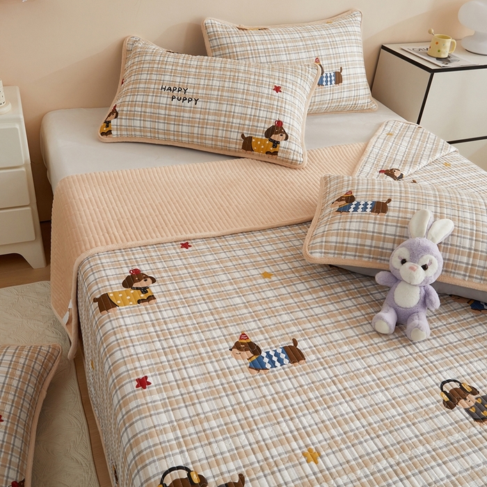 91家纺网 家纺一手货源 找家纺 金艾草 2025新款A版全棉印花B版加厚牛奶绒单件棉加绒床盖三件套榻榻米垫 酷比狗