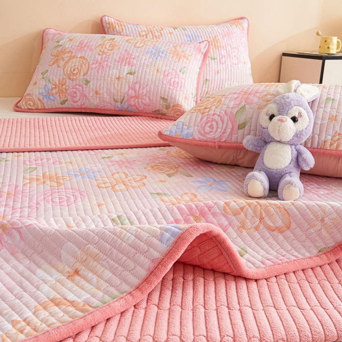 91家纺网 家纺一手货源 找家纺 金艾草 2025新款A版全棉印花B版加厚牛奶绒单件棉加绒床盖三件套榻榻米垫 兰香语-粉色