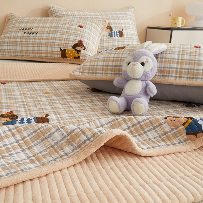 91家纺网 家纺一手货源 找家纺 金艾草 2025新款A版全棉印花B版加厚牛奶绒单件棉加绒床盖三件套榻榻米垫 酷比狗