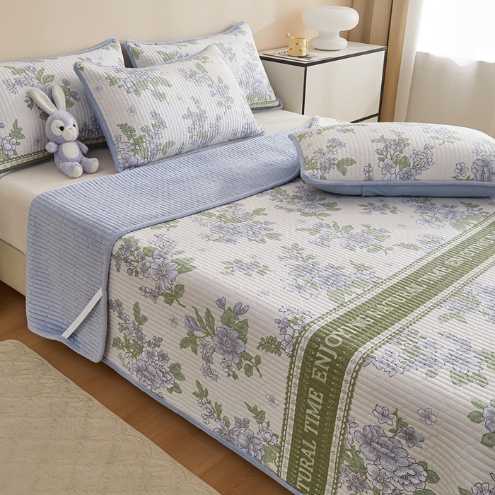 91家纺网 家纺一手货源 找家纺 金艾草 2025新款A版全棉印花B版加厚牛奶绒单件棉加绒床盖三件套榻榻米垫 风之恋