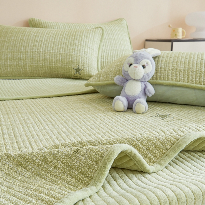 91家纺网 家纺一手货源 找家纺 金艾草 2025新款A版全棉印花B版加厚牛奶绒单件棉加绒床盖三件套榻榻米垫 五角星-绿色