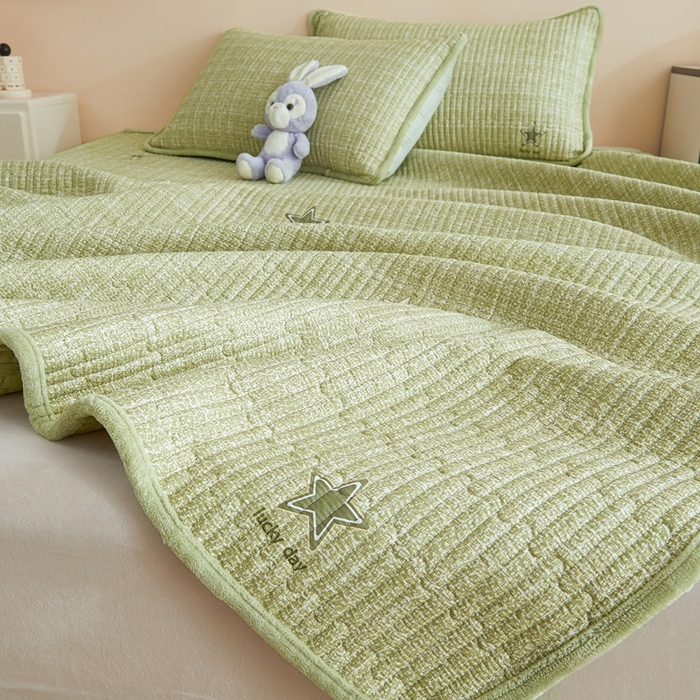 91家纺网 家纺一手货源 找家纺 金艾草 2025新款A版全棉印花B版加厚牛奶绒单件棉加绒床盖三件套榻榻米垫 五角星-绿色