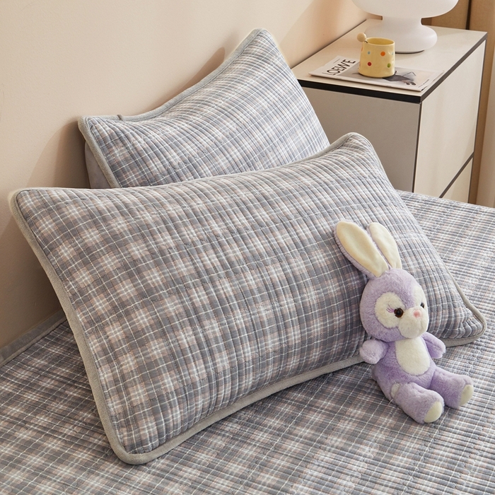 91家纺网 家纺一手货源 找家纺 金艾草 2025新款A版全棉印花B版加厚牛奶绒单件棉加绒床盖三件套榻榻米垫 时光灰-绒