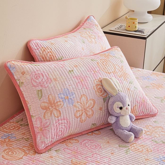 91家纺网 家纺一手货源 找家纺 金艾草 2025新款A版全棉印花B版加厚牛奶绒单件棉加绒床盖三件套榻榻米垫 兰香语-粉色