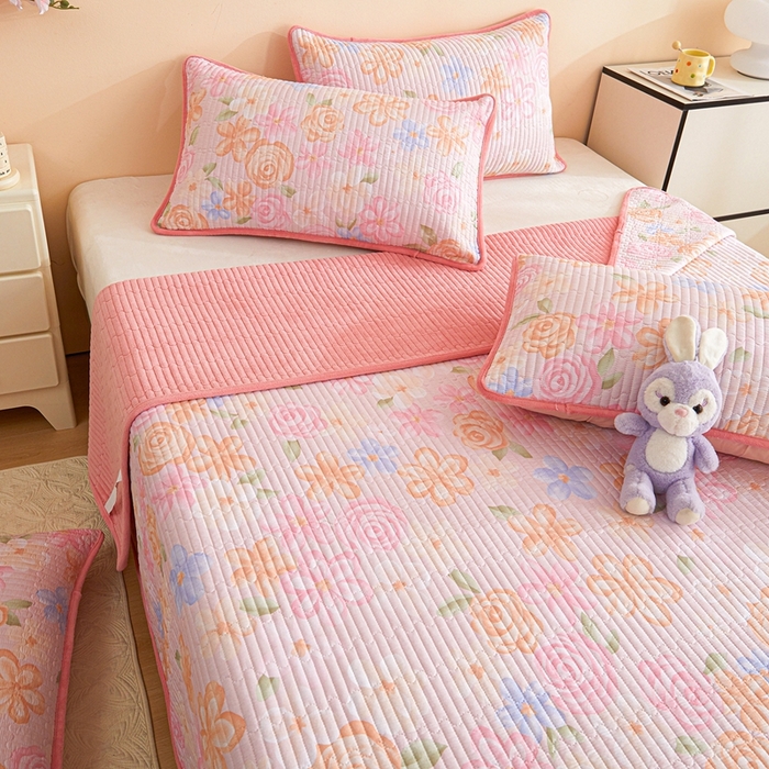 91家纺网 家纺一手货源 找家纺 金艾草 2025新款A版全棉印花B版加厚牛奶绒单件棉加绒床盖三件套榻榻米垫 兰香语-粉色