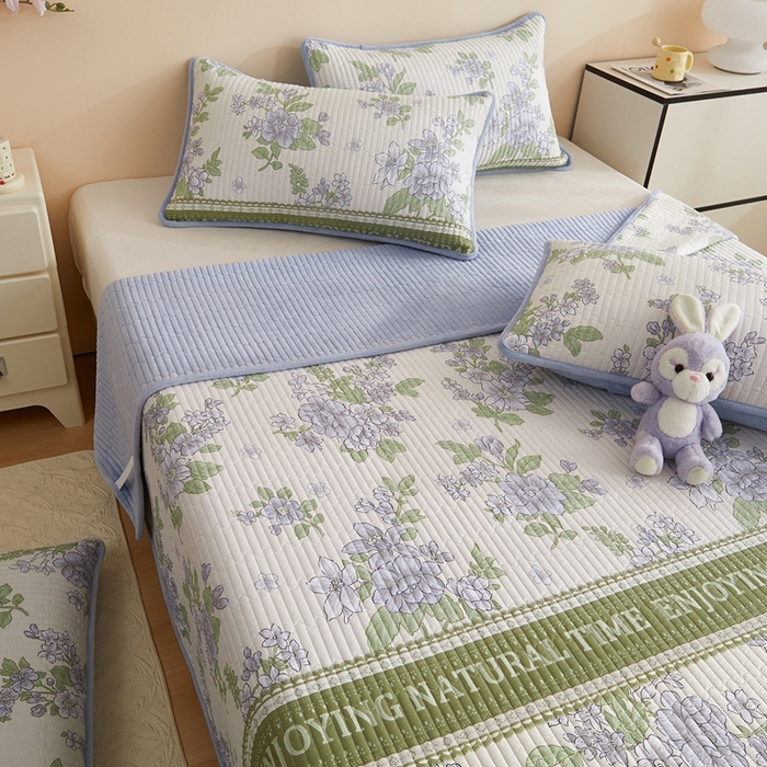 91家纺网 家纺一手货源 找家纺 金艾草 2025新款A版全棉印花B版加厚牛奶绒单件棉加绒床盖三件套榻榻米垫 风之恋